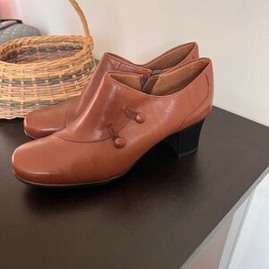 Clark’s Brown Leather Zip Booties 7.5 Medium